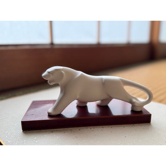 Vintage Minimalist White Porcelain Tiger Figurine, Chinese Zodiac, Made in Japan - Picture 8 of 12